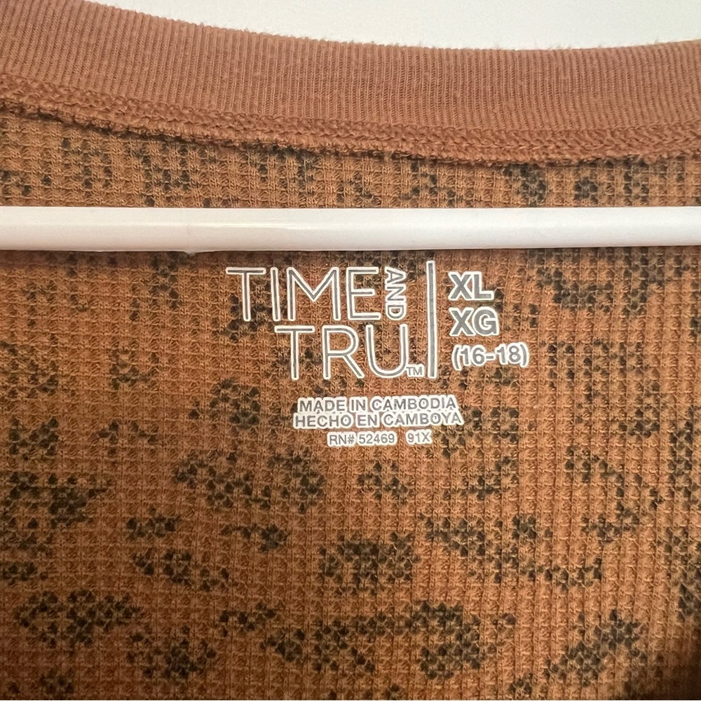 Time & Tru cheetah print long sleeve - Picture 2 of 4